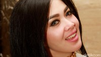 Syahrini bergaya dengan choker rantai emas. Pool/Gus Mun/detikFoto.