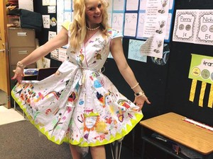 Pakai Dress yang Dilukis Para Murid, Guru SD Ini Dipuji Netizen