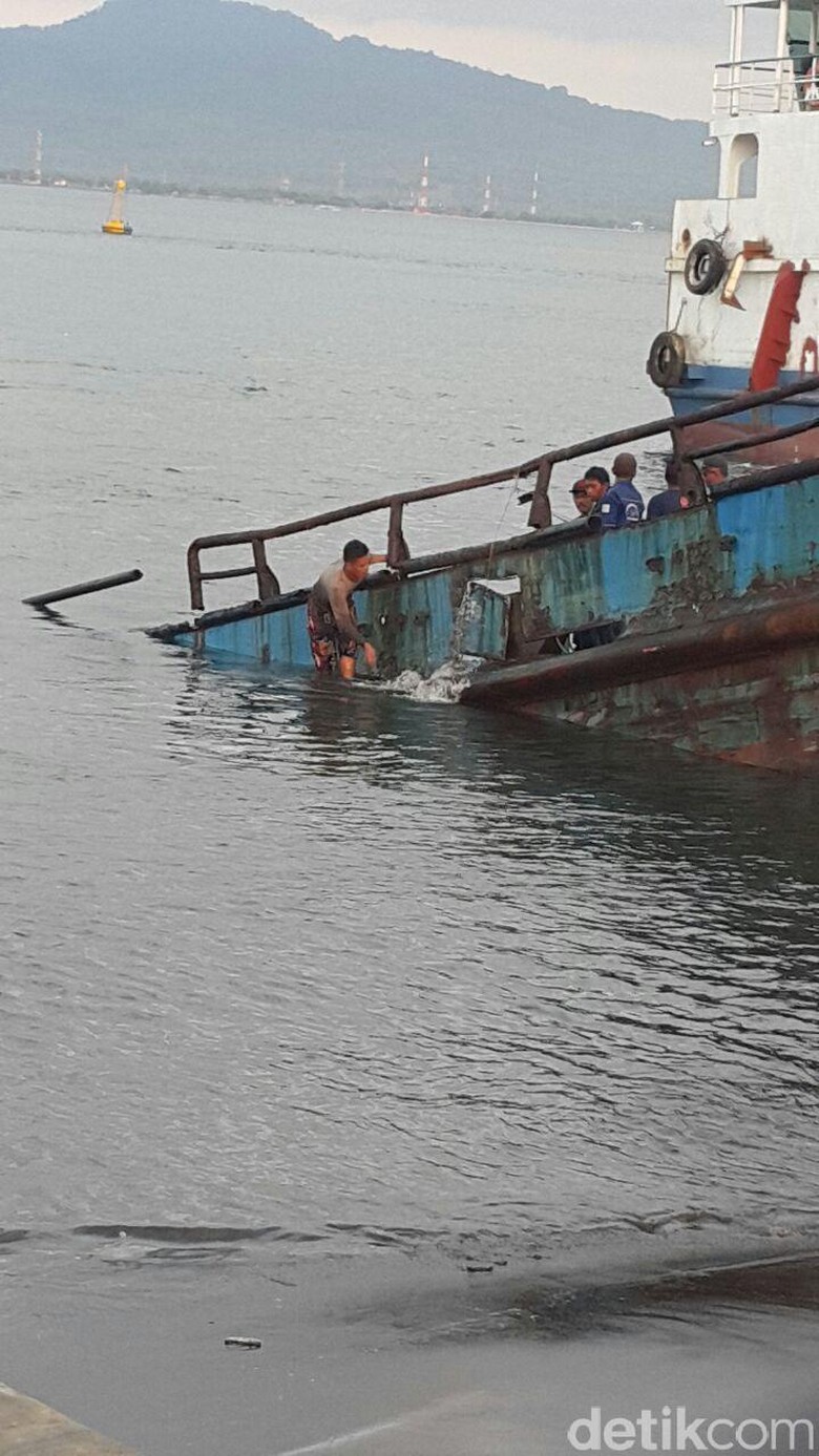 Kapal Milik Pemkab Banyuwangi yang Tenggelam Hari ini Mulai Diangkat Kapal Milik Pemkab Banyuwangi yang Tenggelam Hari ini Mulai Diangkat