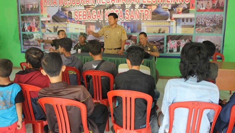 13 Orang di Bogor Dihukum Push Up karena Makan Siang Saat Puasa 13 Orang di Bogor Dihukum Push Up karena Makan Siang Saat Puasa