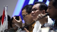 Dirut BRI Asmawi Syam menjelaskan perihal penundaan peluncuran Satelit milik BRI dalam jumpa pers di Jakarta, Kamis (9/6).
