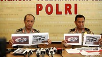 Kadiv Humas Polri Irjen Boy Rafli Amar dan Kepala Biro Penerangan Masyarakat Brigjen Agus Rianto menunjukkan foto-foto barang bukti.
