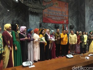 Saat Model dan Wakil Rakyat Fashion Show di Ruang Rapat DPR