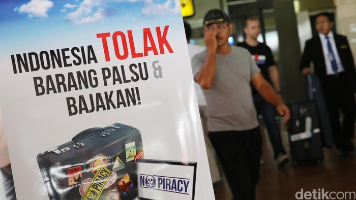Ditjen Kekayaan Intelektuan Kemenkum HAM (DJKI) melakukan kampanye anti pembajakan dan pemalsuan di Bandara Soekarno-Hatta, Tangerang, Kamis (9/6/2016). Kampanye difokuskan pada perlindungan hak cipta piranti lunak (software) komputer.
