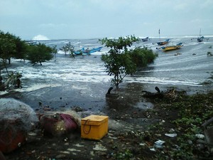 Ini Penampakan Ganasnya Gelombang Pasang di Pesisir Gunung Kidul dan Pacitan