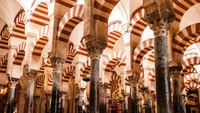 Spanyol memiliki masjid nan bersejarah yang terletak di semenanjung Andalusia. Adalah Masjid Agung Cordoba, yang dulunya merupakan sebuah katredal. Interiornya pun cantik nan historis (Foto: Thinkstock)