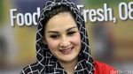 Mona Ratuliu Tampil Berkerudung