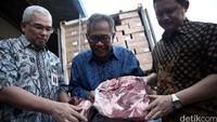 Direktur Utama Bulog Djarot Kusumayakti meninjau daging impor yang baru tiba di Gudang Bulog Kelapa Gading, Jakarta Utara, Kamis (9/6/2016).