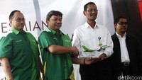 (Kiri-kanan) Direktur Komersial Citilink Hans Nugroho, Direktur Utama Citilink Albert Burhan, Presiden Direktur PT. Pertamina Retail Toharso dan Direktur Keuangan PT. Pertamina Retail Azwani berfoto bersama saat penandatanganan MoU kerjasama di Jakarta, Kamis (09/06/2016).
