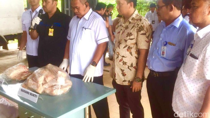 Polisi Musnahkan 1,5 Ton Ayam Kedaluwarsa di Tangerang
