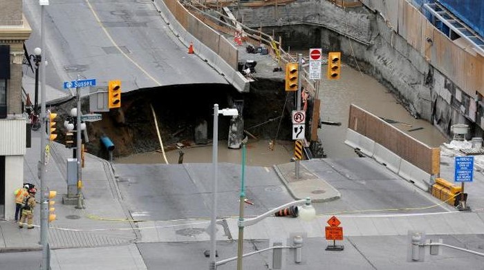 Lubang Besar Tiba-tiba Muncul di Jalanan Kanada, 1 Mobil Tersedot