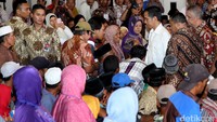 Presiden Jokowi menghampiri warga yang menyaksikan groundbreaking PLTU Lontar.
