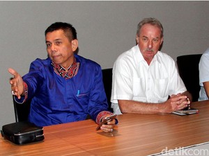 Ada Apa dengan PSSI dan Riedl?