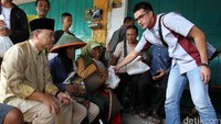 Zulkifli Hasan juga membagikan sembako kepada Petani dan warga setempat.