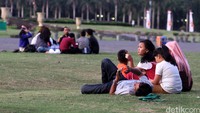Sejumlah warga menghabiskan waktu atau ngabuburit dengan bersantai di Monumen Nasional (Monas) Jakarta, Jumat (10/6/2016).