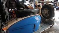 Pria berusia 29 tahun itu gemar mengkoleksi motor-motor limited edition, seperti Vespa Lambretta ini.