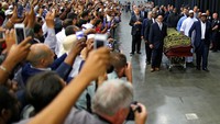 Ribuan orang hadir untuk memberikan penghormatan terakhir sekaligus mengikuti salat jenazah. Carlos Barria/Reuters/detikFoto.