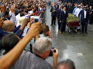 Dihadiri Ribuan Orang, Allahu Akbar Menggema di Salat Jenazah Muhammad Ali