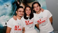Michelle tampak merangkul Derby dan Rizky. Pool/Gus Mun/detikFoto.