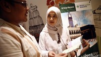 Nasabah melihat brosur tabungan iB Siaga Rencana Umroh Bank Syariah Bukopin di Jakarta, Jumat (10/6/2016).