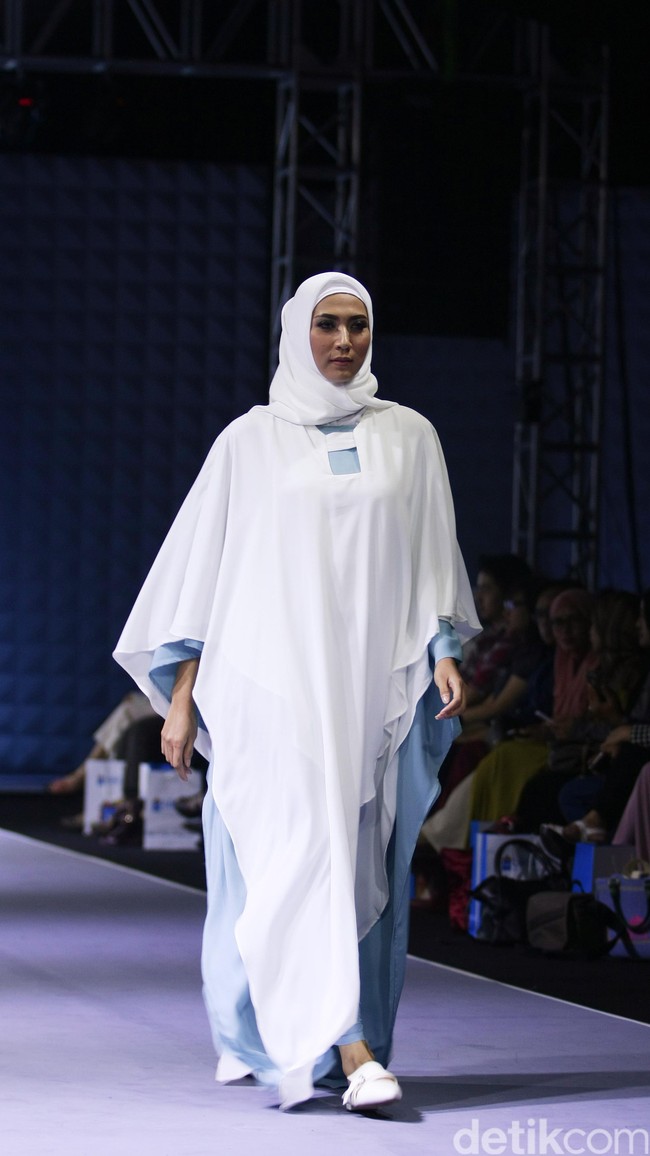 Restu Anggraini for Blibli.com Muslim Fashion Festival 2016 at Plaza Selatan. Istora Senayan. Jakarta. [Foto: Mohammad Abduh/Wolipop]