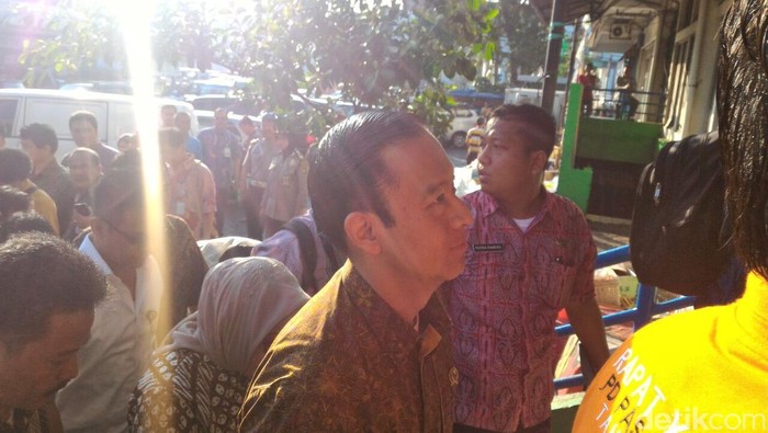 Blusukan ke Pasar, Mendag Lembong Tinjau Harga Bawang Hingga Daging