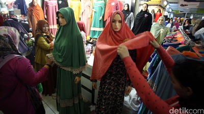 Pasar Tanah Abang Mulai Diserbu Pembeli