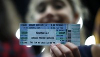 Seorang gadis menunjukan tiket masuk ke gedung Kentucky Exposition Center untuk ikut memberikan doa kepada Jenazah Muhammad Ali. Lucy Nicholson/Reuters/detikFoto.