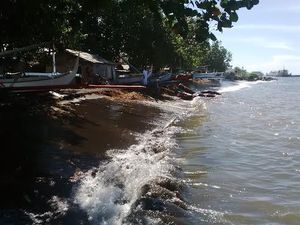 Nelayan Muncar Tak Melaut karena Gelombang Tinggi