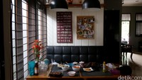 Suasana meja makan didekor layaknya sebuah cafe.