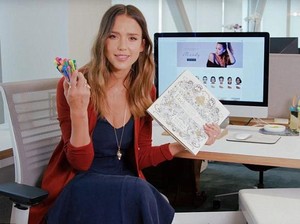 Cokelat Hingga Catokan, Intip Isi Laci Meja Kantor Jessica Alba