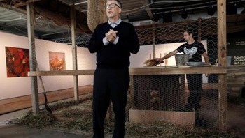 Saat mengkampanyekan bahwa beternak ayam bisa mengentaskan kemiskinan. Bahkan ia mengaku kalau tidak jadi orang kaya, ingin beternak ayam saja. Foto: Reuters