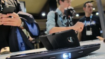 MotoMods yang diperkenalkan dalam TechWorld 2016 sebuah proyektor mini. Foto: detikINET/AN Uyung Pramudiarja