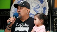 Indro memperkenalkan para pemain yang melestarikan grup bentukannya bersama Alm. Dono dan Alm. Kasino.