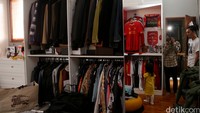 Ini merupakan lemari pakaian Omesh dan Dian serta koleksi spesial milik pria penyuka klub bola Liverpool itu.