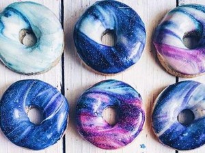 Setelah Warna Pelangi, Kini Dessert Warna Galaxy Mulai Populer
