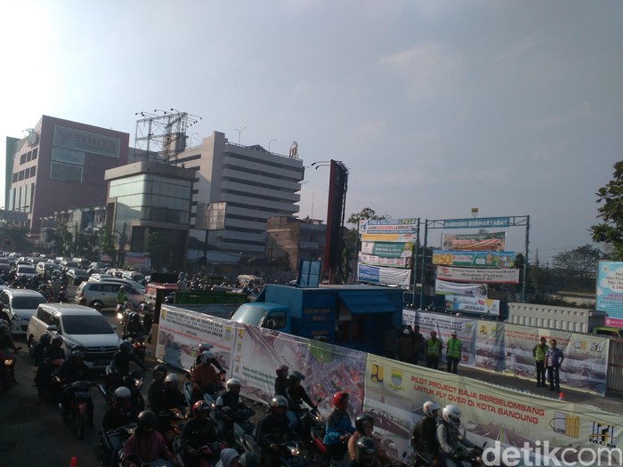 Groundbreaking Flyover, Arus Lalu Lintas Mengarah Antapani Macet Parah
