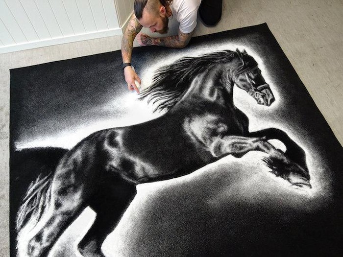 Unik Banget! Dino Tomic Melukis dengan Garam