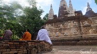 Para biksu banyak terlihat di sudut kuil. Ada yang sedang berkegiatan, ada pula yang sedang beristirahat (Baban/detikTravel)