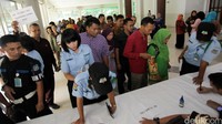 Bazar murah tersebut dilakukan di gedung serba guna Masjid Baiturahman DPR.