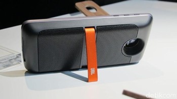 Di bagian kamera Moto Z,  tersemat kamera belakang berukuran 13 megapixel yang dilengkapi dual LED dan OIS dan kamera depan 5 megapixel. Foto: detikINET/AN Uyung Pramudiarja