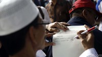 Para RT RW menandatangani surat dukungan deklarasi.