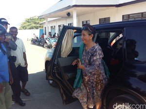 Mendadak Sambangi Larantuka, Menteri Susi Disambut Ratusan Nelayan