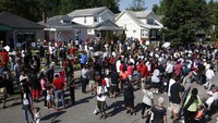 Bagi mereka yang ingin memberikan penghormatan terakhir bagi Ali, bisa menghadiri seremoni memorial yang digelar di KFC Yum! Center. Memorial akan digelar sekitar pukul 14.00 waktu setempat dan berlangsung selama 2 jam.REUTERS/Lucy Nicholson.