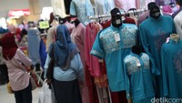 Kebanyakan dari mereka adalah pedagang yang akan menjual lagi baju-baju tersebut.