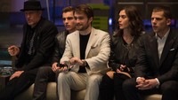 Four Horsemen, Danny (Jesse Eisenberg), Merritt (Woody Harrelson), Jack (Dave Franco) dan Lula (tokoh baru yang diperankan oleh Lizzy Caplan) bersama Walter Mabry (Daniel Radcliffe) yang muncul dan memberikan mereka misi. (Dok. Lionsgate)