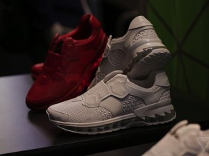 Sepatu Pintar Lenovo Gantikan Jempol untuk Main Game