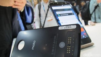 Kapasitas baterainya hanya 2.600 mAh. Motorola melengkapinya dengan teknologi fast charging. Hanya mengisi 15 menit, baterai dapat bertahan hingga 8 jam pemakaian.  Foto: detikINET/AN Uyung Pramudiarja