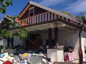 Penuh Timbunan Sampah Selama 2 Dekade, Rumah ini Dilelang Paksa