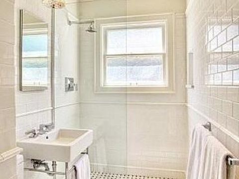 Hati-hati terpeleset bercinta di kamar mandi.